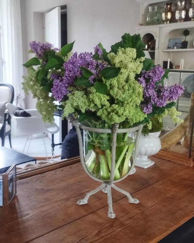 La saison des bouquets de potager est ouverte! 
Fleurs de rhubarbe, lilas et fanes de blettes.
Les mauvaises herbes, les épluchures, les tailles des arbres, tous ont droit à quelques jours de gloire avant de rejoindre le compost.