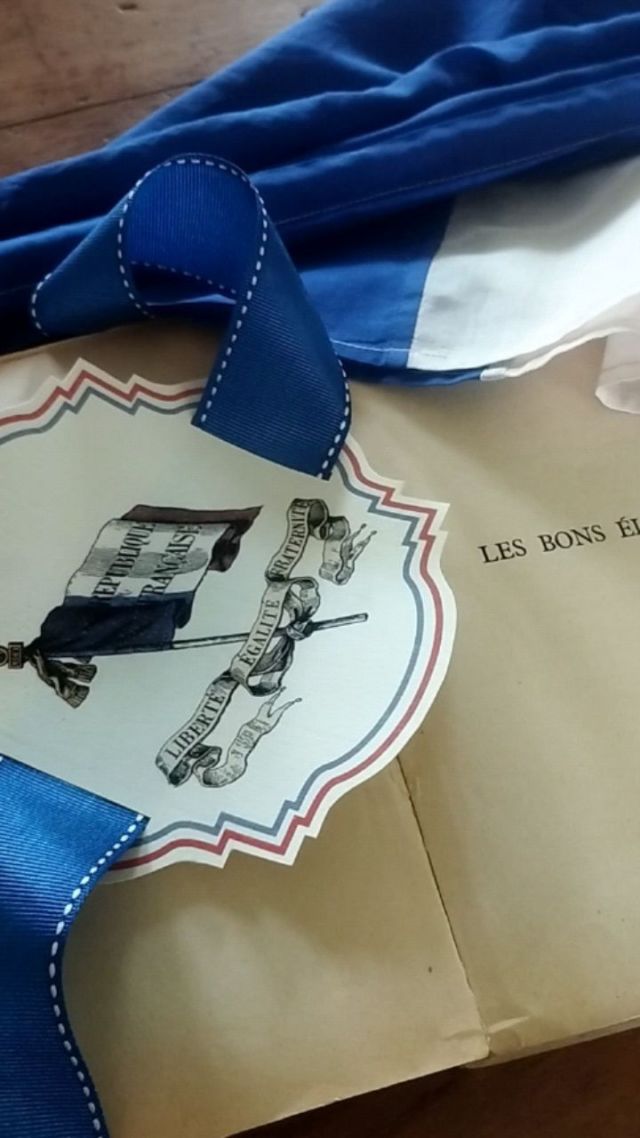 Les drapeaux réservés seront expédiés en début de semaine et ceux restants rejoindront la boutique en ligne. Couper des étiquettes, choisir des rubans comme on le ferait pour des chapeaux avec les fenêtres grandes ouvertes pour les voir flotter sur l'air avant de les emballer.

#augustpremier #drapeau #frenchflag #brocanteenligne #brocante #frenchantiques