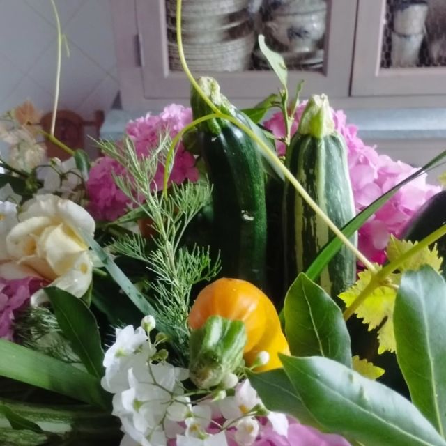 Bouquet de potager, hortensias, courgettes, armoise, vigne, roses... En courant sous la pluie!